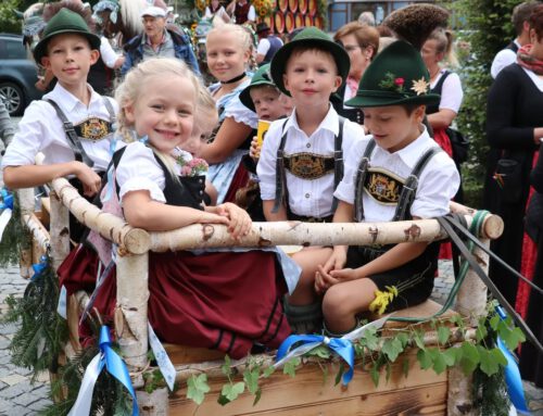 Festeinzug und gemeinsamer Heimatabend im Aschauer Markt Festzelt